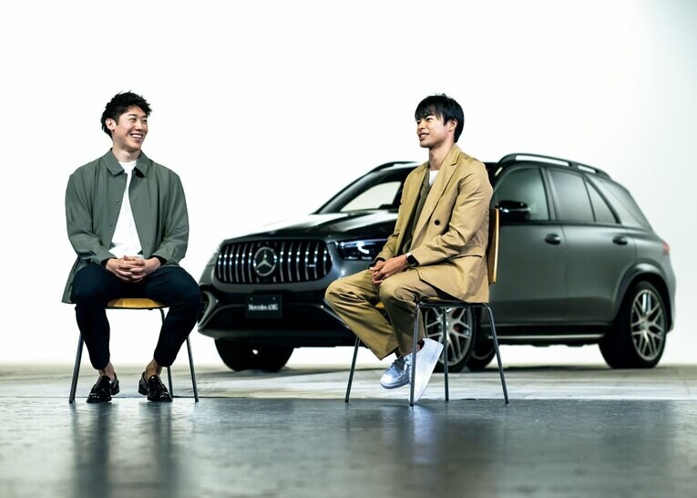石川祐希（左）と三笘薫をサポートするメルセデス・ベンツの協力で2人の初対談が実現した　©️Takuya Sugiyama