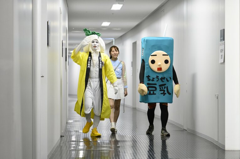 誇らしげな表情のカブ左衛門（左）とちょうせい豆乳くん　©Hirofumi Kamaya