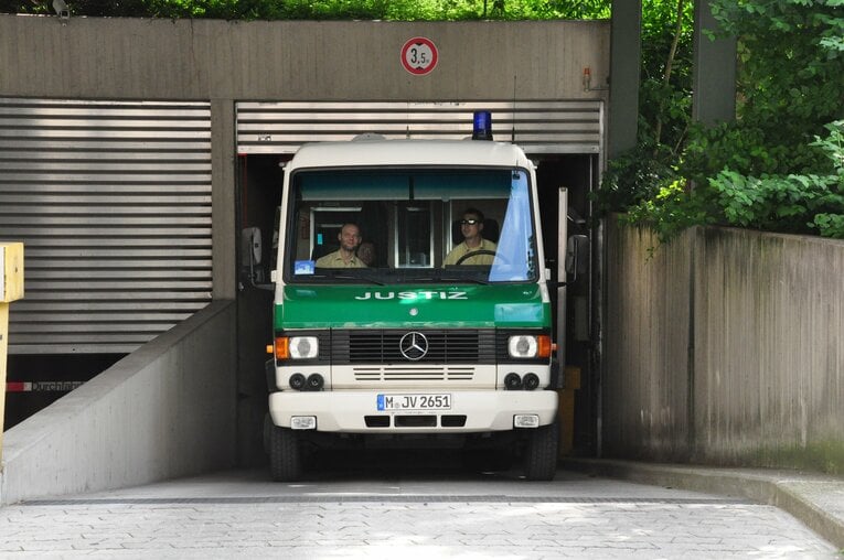 逮捕されたブレーノを乗せた車©Getty Images