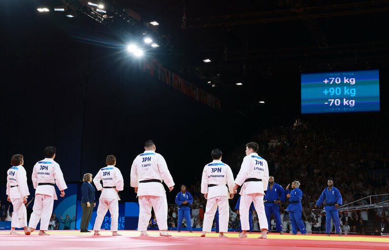 「+90kg」で止まったルーレット。村尾三四郎が真っ先に斉藤立のもとへ歩み寄る　©JIJI PRESS