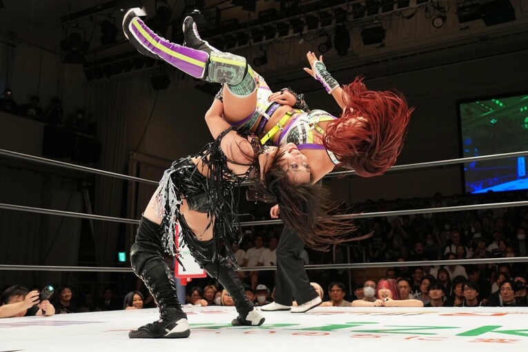 AZMにバックドロップを放つ上谷沙弥。9月27日、後楽園ホール　©Essei Hara