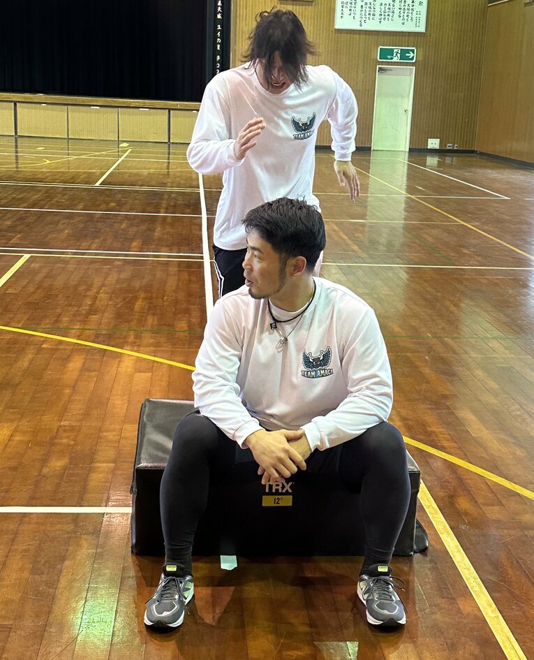 共に汗を流す近藤と藤岡　©︎Chiba Lotte Marines