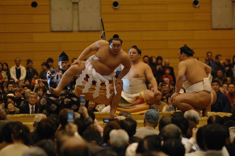 巡業中のレアな姿と綱入り　©BUNGEISHUNJU