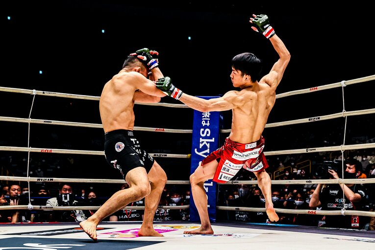 カーフキックの威力に思わずバランスを崩す朝倉海　©RIZIN FF Susumu Nagao