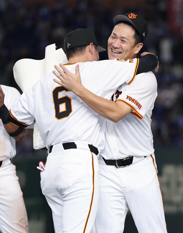 200勝を達成した田中をハグする幼馴染の坂本…写真はまだまだ続きます…写真はまだまだ続きます　©JIJI PRESS