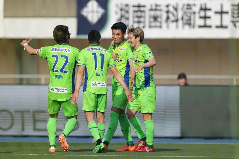前半だけでハットトリックを決め、チームメイトに祝福される町野（右から2番目）©︎J.LEAGUE