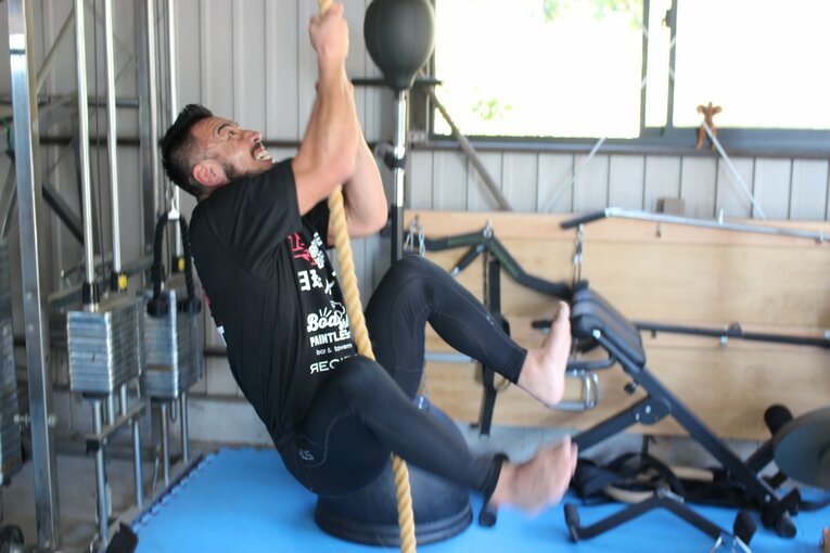 腕の力だけで行う綱登りトレーニング（2枚目／全3枚）©Number Web