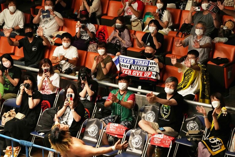 「タナより泣いちゃったと思います」とファンも万感…鈴木みのるが歓喜し、棚橋弘至が涙した“新日本プロレスに声援が戻った日”(11)