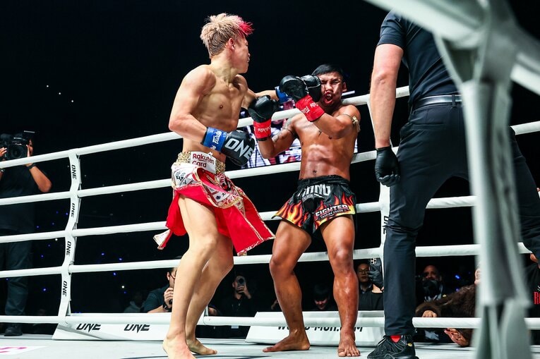 武尊がロッタンから4度目のダウンを奪う瞬間　©ONE Championship Susumu Nagao