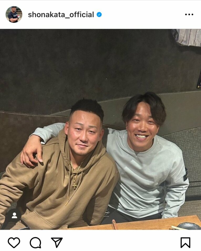 会見前夜、中田が食事をしていた店を訪れて早速挨拶した柳（右）　©︎中田翔Instagramより