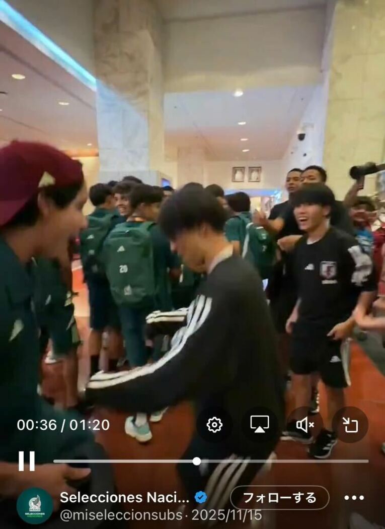 世界で話題…U-17日本代表とメキシコ“仲良しすぎ”シーン（写真はまだまだ続きます）　※メキシコサッカー連盟公式「X」のスクリーンショット
