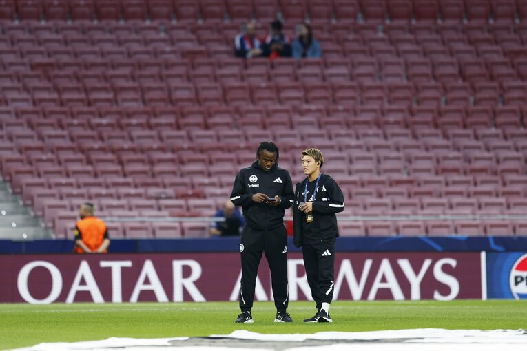 このシーンだけでなく、さまざまな選手とコミュニケーションを撮る姿が見られた（堂安フランクフルト、バルサの写真は続きます）　©Daisuke Nakashima