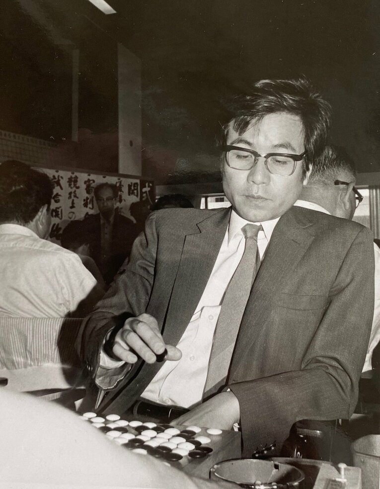 趣味の囲碁を打つ光景。芹沢はアマ六段の棋力があり、豪傑として知られた囲碁棋士の藤沢秀行名誉棋聖とは競輪仲間だった　©Noboru Tamaru