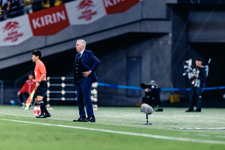 戦況を見守るアンチェロッティ監督　©Kiichi Matsumoto