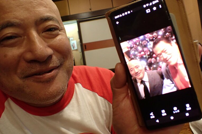 猪木とサダさんの2ショット。スマートフォンのカバーも猪木だ　©Essei Hara