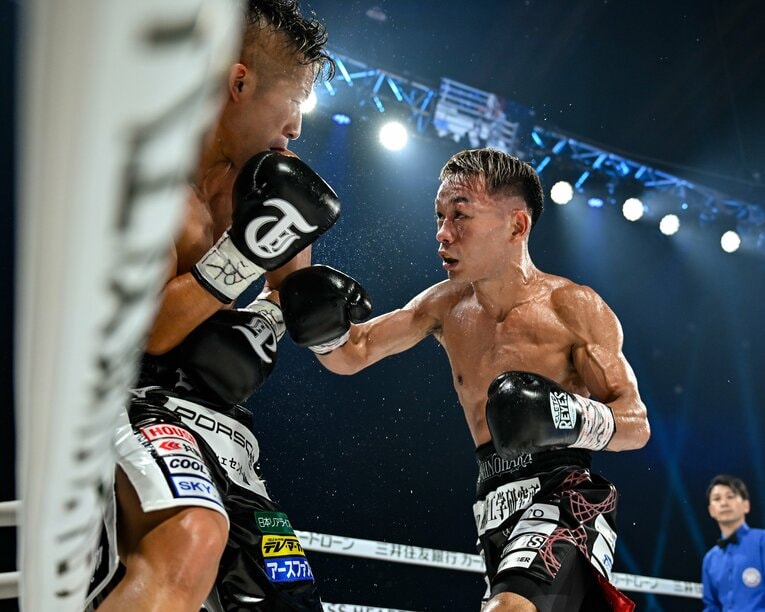 井上拓真をロープに追い詰める堤聖也　©Hiroaki Yamaguchi