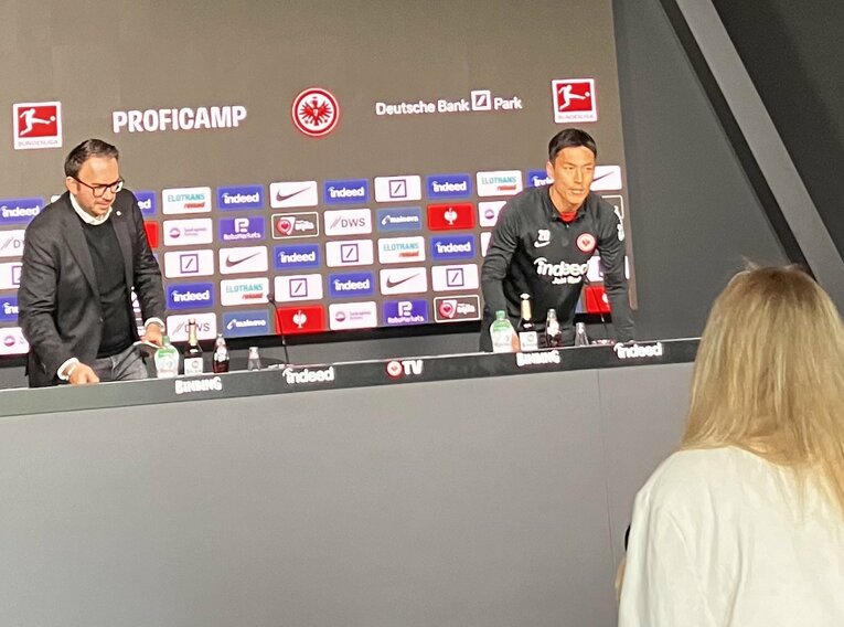 会見場に姿を現した長谷部。広報担当者が臨席したが、通訳はなし　©Kichinosuke Nakano