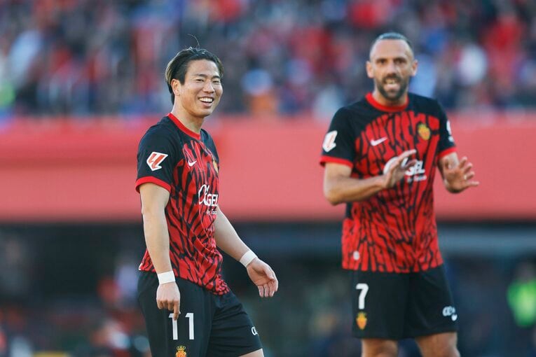 「脱ぐと筋骨隆々な肉体で」「ゴールで響く“タクマ・アサノ”コール」日本代表未招集も…カメラマンが見たFW浅野拓磨のマジョルカで愛される姿(6)