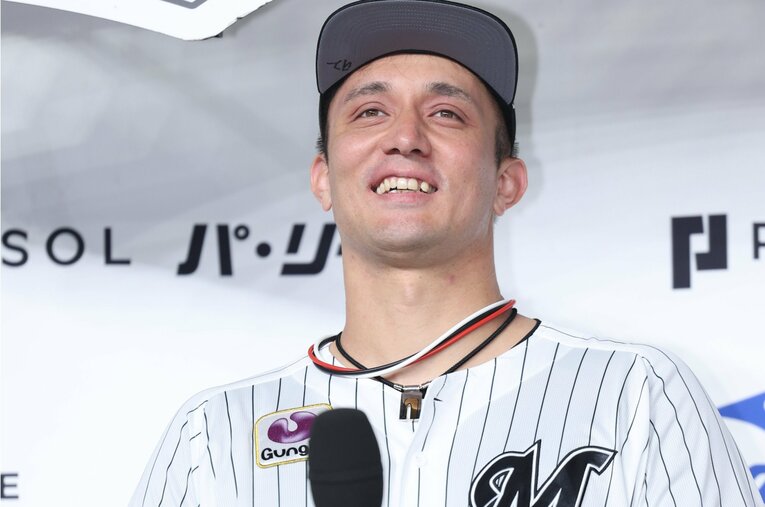 ヒーローインタビューで笑顔を見せる国吉　©︎Chiba Lotte Marines