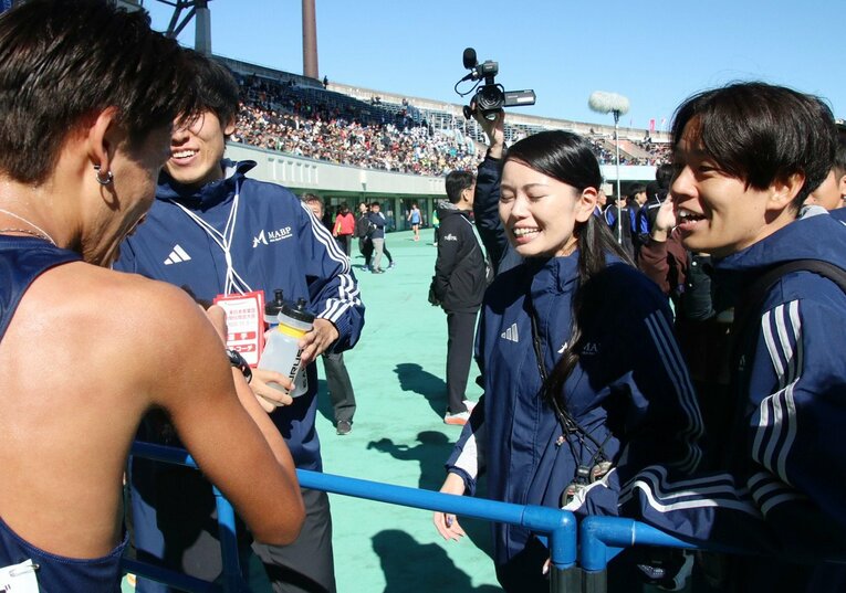 東日本実業団駅伝ゴールを中川（左）と喜び合う右から神野監督、川崎マネージャー、髙木GM　©JIJI PRESS