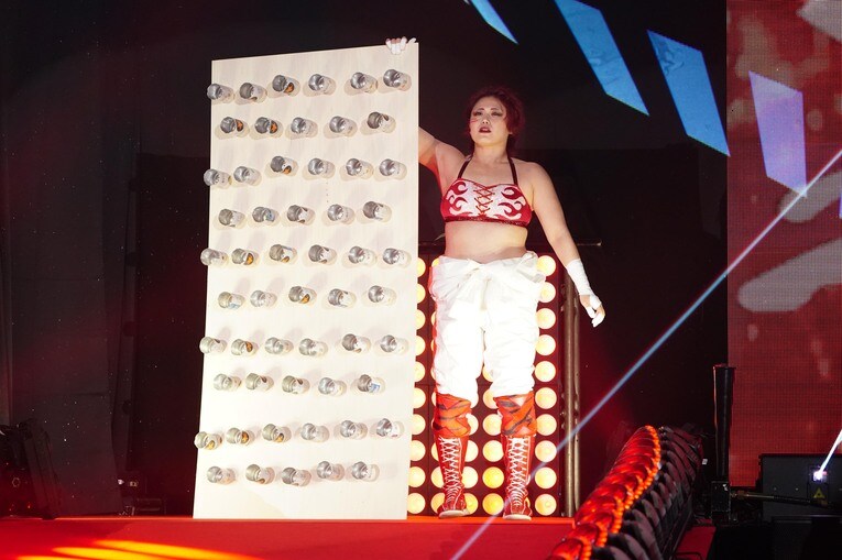 舞華はカットしたビール缶ボードを持って入場した　©Essei Hara