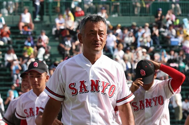 甲子園で2勝を挙げたおかやま山陽・堤尚彦監督。甲子園出場を本気で目指した理由は「野球界への危機感」からだったという―― ／ photograph by Sankei Shimbun