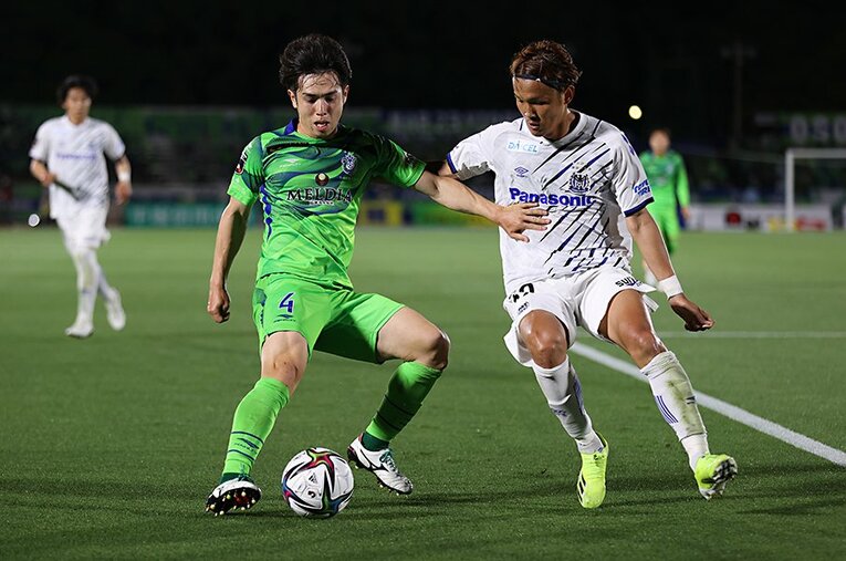 自陣のペナルティエリア横で舘幸希と競り合う宇佐美貴史 ／ photograph by Masashi Hara