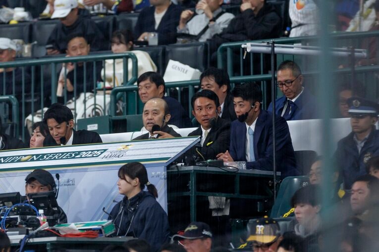 テレビ中継の解説席に座る阪神の岡田彰布前監督　©Kiichi Matsumoto