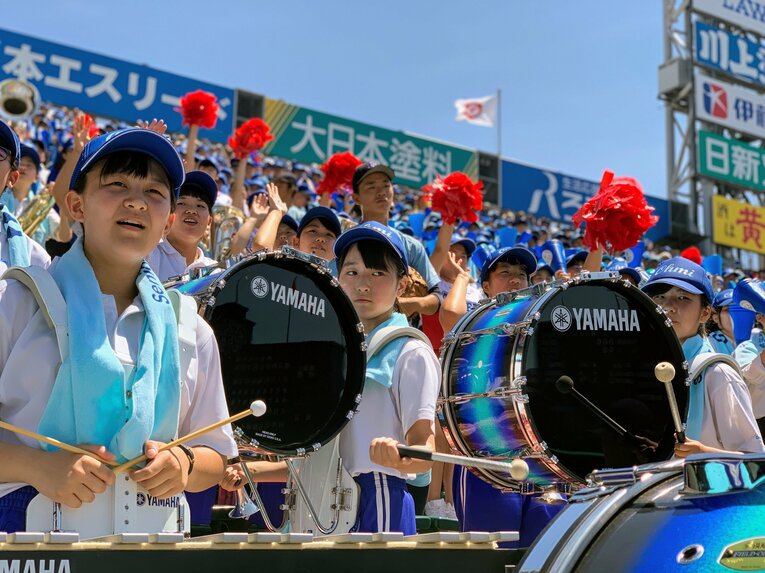 太鼓も「近江ブルー」で統一する、近江高校吹奏楽部（2019年撮影）