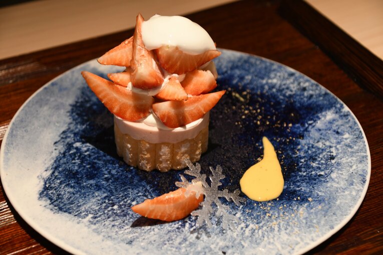 四つ星苺のシャルロット 練乳エスプーマとトンカ豆ソース　©日本将棋連盟