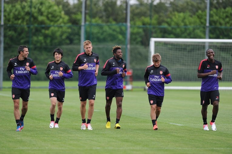 ロビン・ファンペルシー（左）らとトレーニングする宮市（2012年）©︎GettyImages