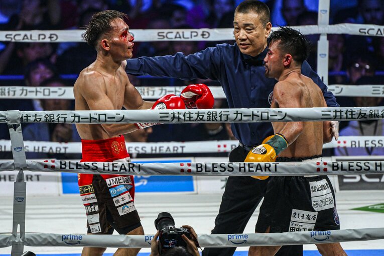 堤聖也vs.比嘉大吾、試合終了の瞬間　©Takuya Sugiyama