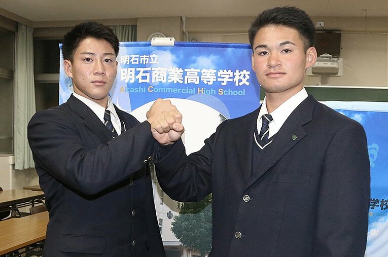 オリックスから3位指名を受けた来田涼斗（左）。明石商で共に戦った中森俊介はロッテから2位指名を受けた ／ photograph by Kyodo News