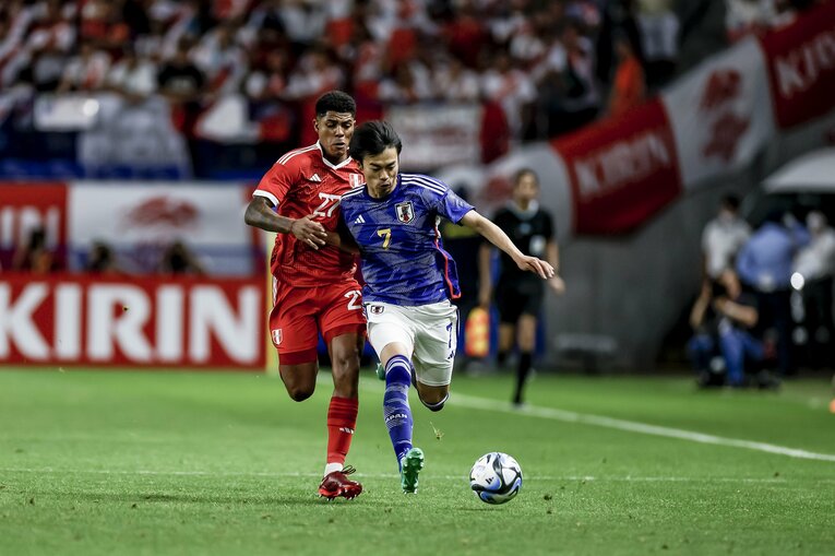 左サイドでドリブルを仕掛ける三笘薫（3枚目／3枚）©Kiichi Matsumoto
