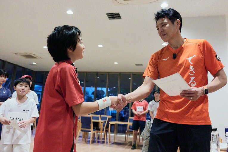 松岡は修了証の配付とともに全員にアドバイスを送った