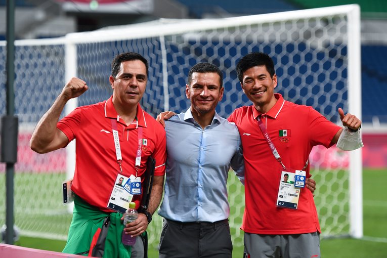 ハイメ・ロサーノ監督（中央）と肩を組む西村さん　©︎Takuya Kaneko/JMPA