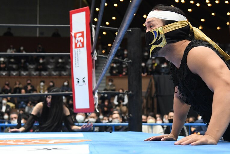 リングサイドからタイチに声をかけるDOUKIとあべみほ