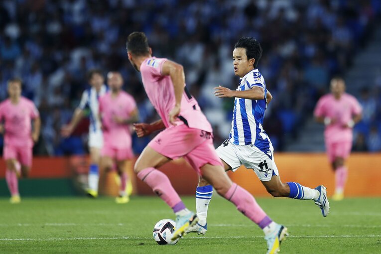 「KUBOコール」や「武房、シャツくれませんか」日本語メッセージの少年、猛プレスに感謝のハグ…“久保建英リーガ100戦目の進化”を撮った(35)