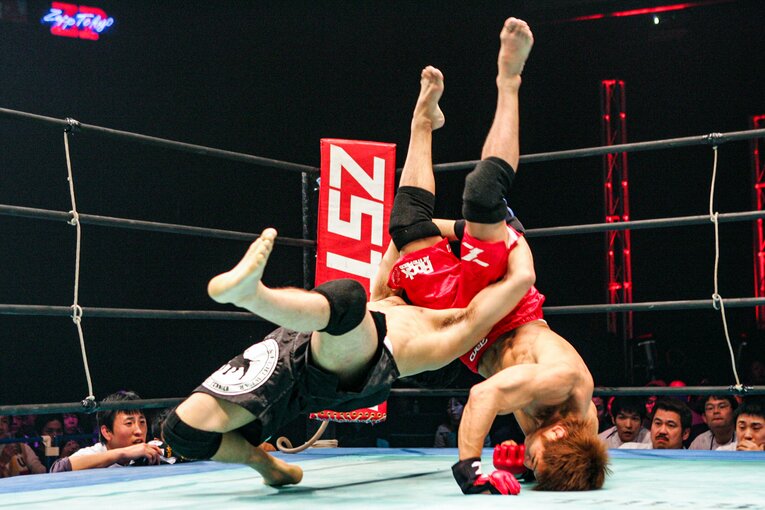 デスバレーボムのような形で所英男を投げる大石真丈。判定勝ちでリベンジに成功した　©Susumu Nagao