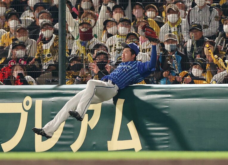 4月5日の対阪神戦にて、阪神・西勇輝のファウルフライを捕球する楠本　©️Sankei Shimbun