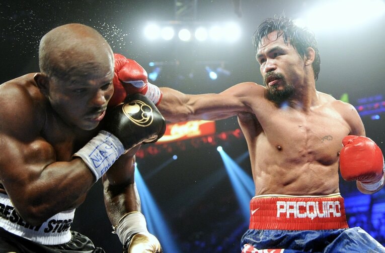 ブラッドリーに強打を打ち込むパッキャオ