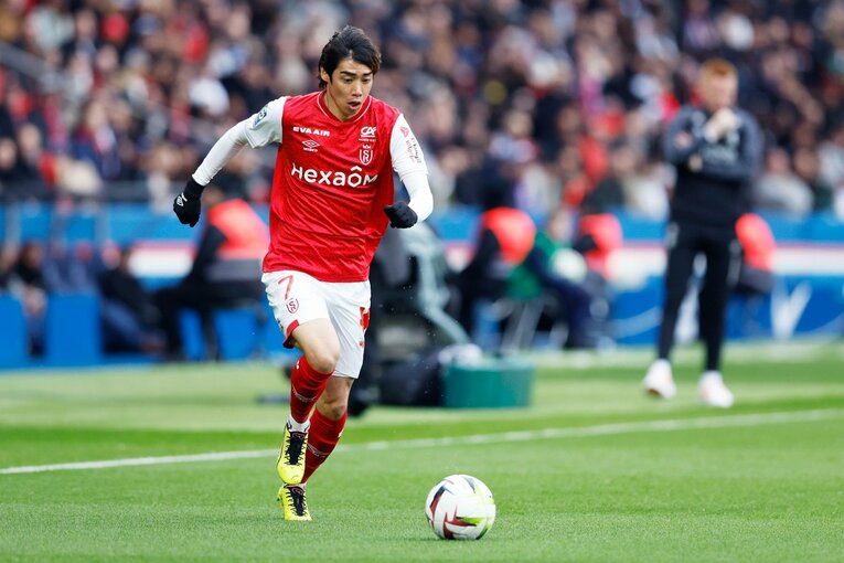 伊東純也は日本代表選外だが「フランス代表DFとの攻防で高い精度」強豪PSG戦、先制ゴール起点のち“深く一礼”…撮影カメラマンは見た(7)