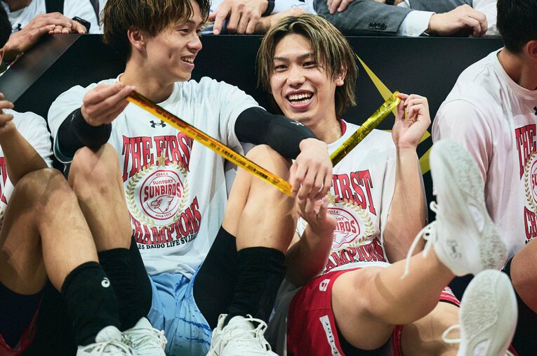 高橋藍ら豪華なアタッカー陣を操り、サントリーサンバーズ大阪をSVリーグ初代王者に導いたセッター大宅真樹（右） ／ photograph by Yuki Suenaga
