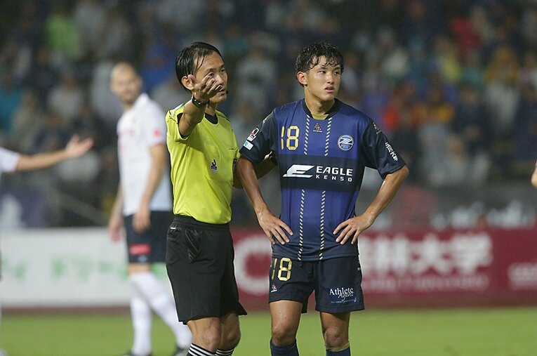 町田MF平戸に退場を命じる家本主審　©J.LEAGUE