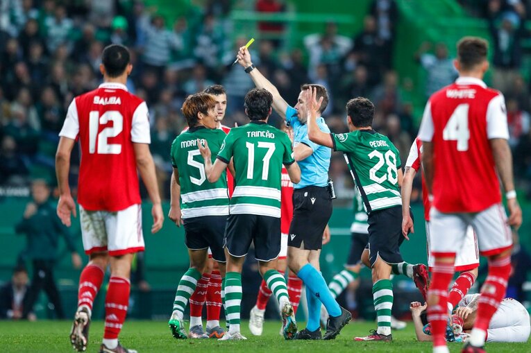 「モリタ、モリタ」とポルトガル地元カメラマン称賛…冨安健洋vs守田英正が「試合後にユニ交換」“EL日本人対決”を撮った(26)