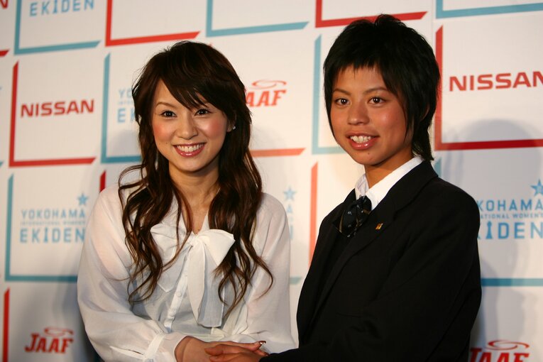 2007年2月、鈴木亜美(左)と横浜国際女子駅伝のイベントに出席する小林　©AFLO
