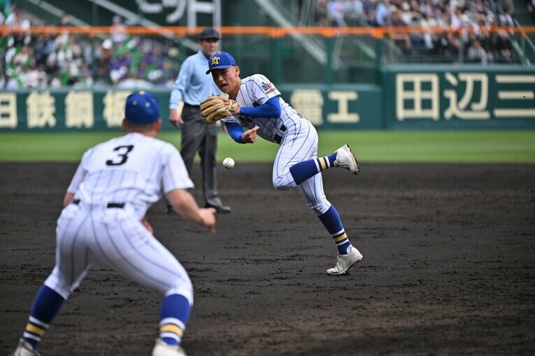 今大会では打球の勢いが弱いゴロを処理する内野手の姿が目立った　©Hideki Sugiyama