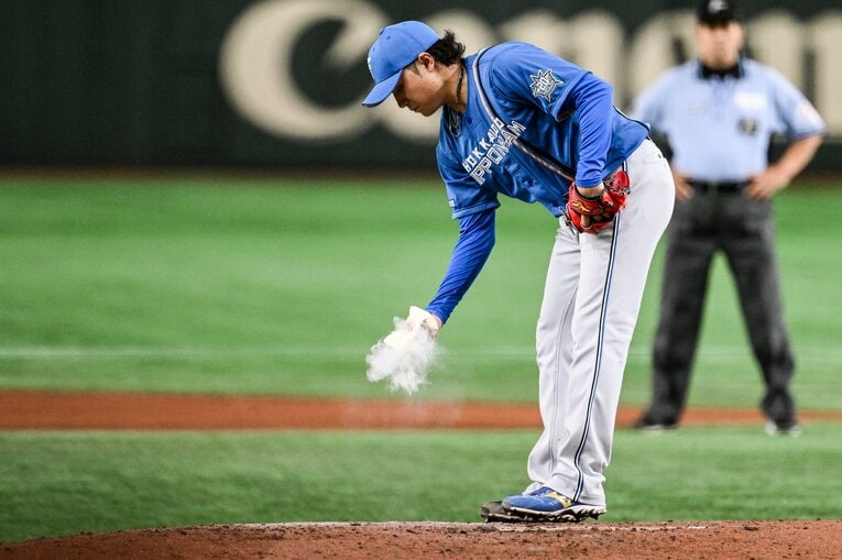 トレードマークにもなったロジンをたっぷり手に取る伊藤　©︎Nanae Suzuki