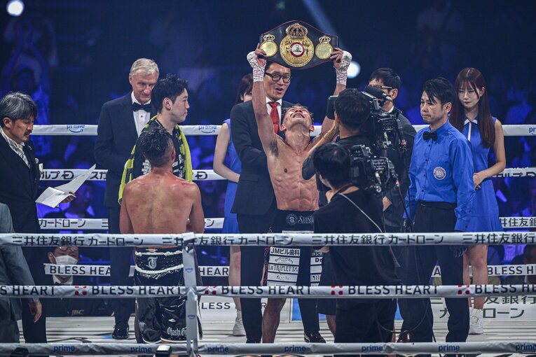 WBAのベルトを天に掲げる堤聖也　©Takuya Sugiyama