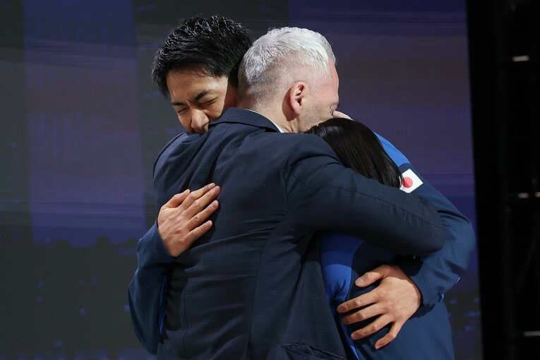 優勝を決め、マルコットコーチと3人で抱き合った三浦・木原　©Getty Images